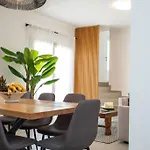 Paraga Vila *