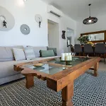 Paraga Vila *